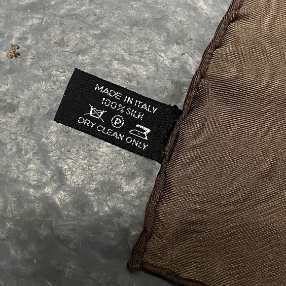 Tom Ford Brown Beige Silk Houndstooth Print Pocket Square - Picture 5 of 5